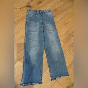 Wide leg cargo pocket jeans